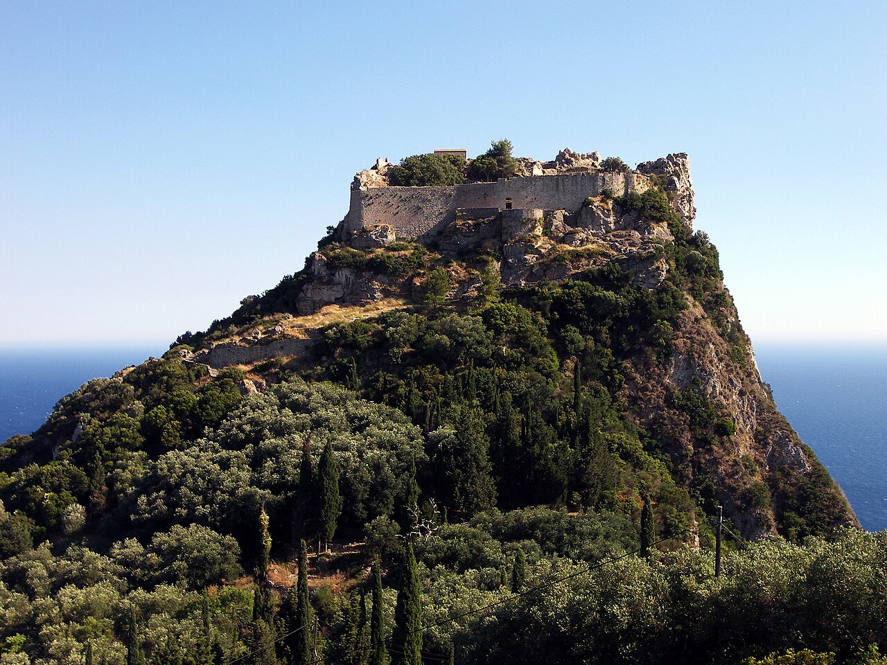 Hrad Angelokastro na útese