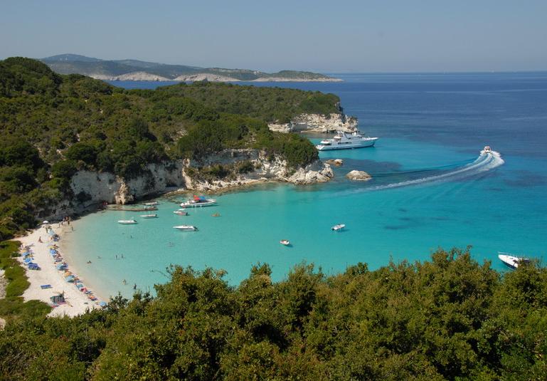 Antipaxos — tyrkysová zátoka Voutoumi